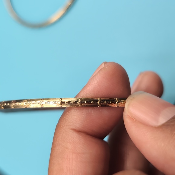 2 Gold Toned Textured Pattern Bangle Jingle Bracelets - Picture 6 of 8